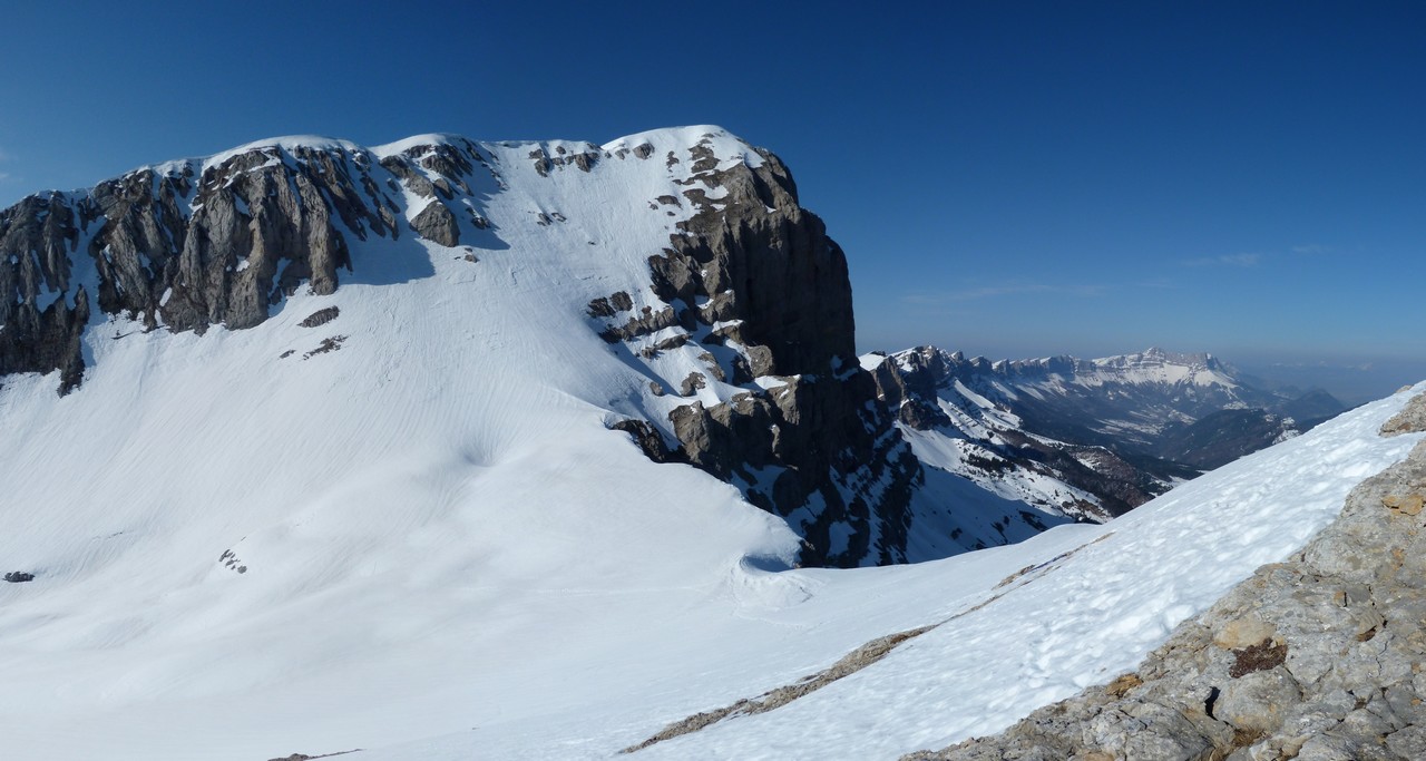 #25 Chaîne du Vercors : Le point culminant au premier plan Chaîne du Vercors : Le point culminant au premier plan