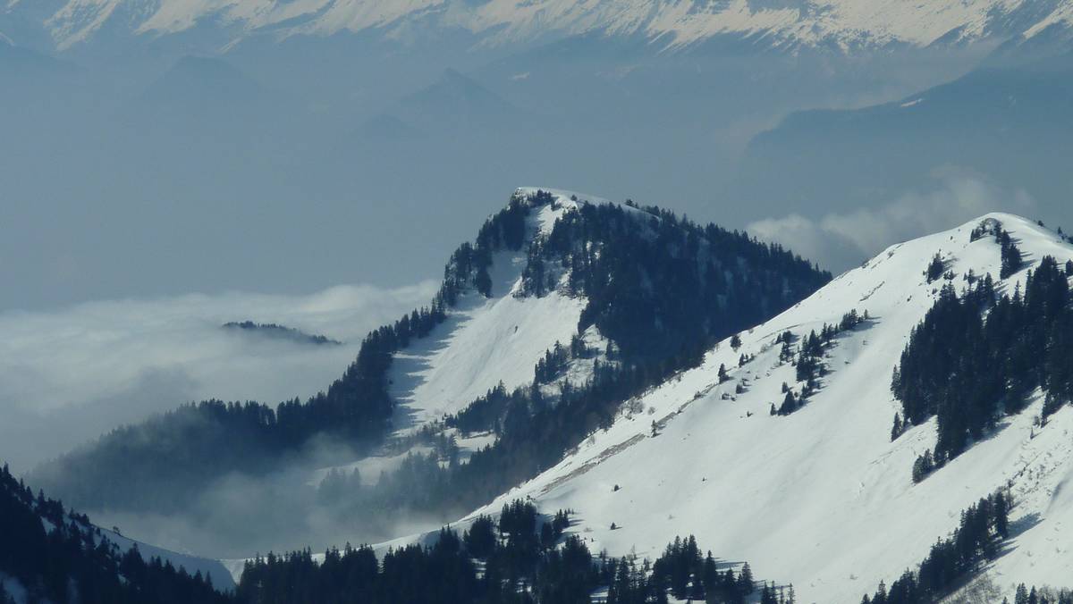 #8 Bec Charvet : quelques nuages accrochés vers le col du Coq Bec Charvet : quelques nuages accrochés vers le col du Coq