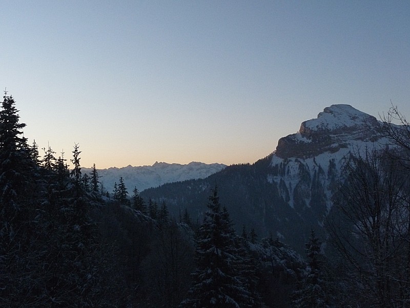 #1 Première lueur : sur Belledonne et Chamechaude Première lueur : sur Belledonne et Chamechaude