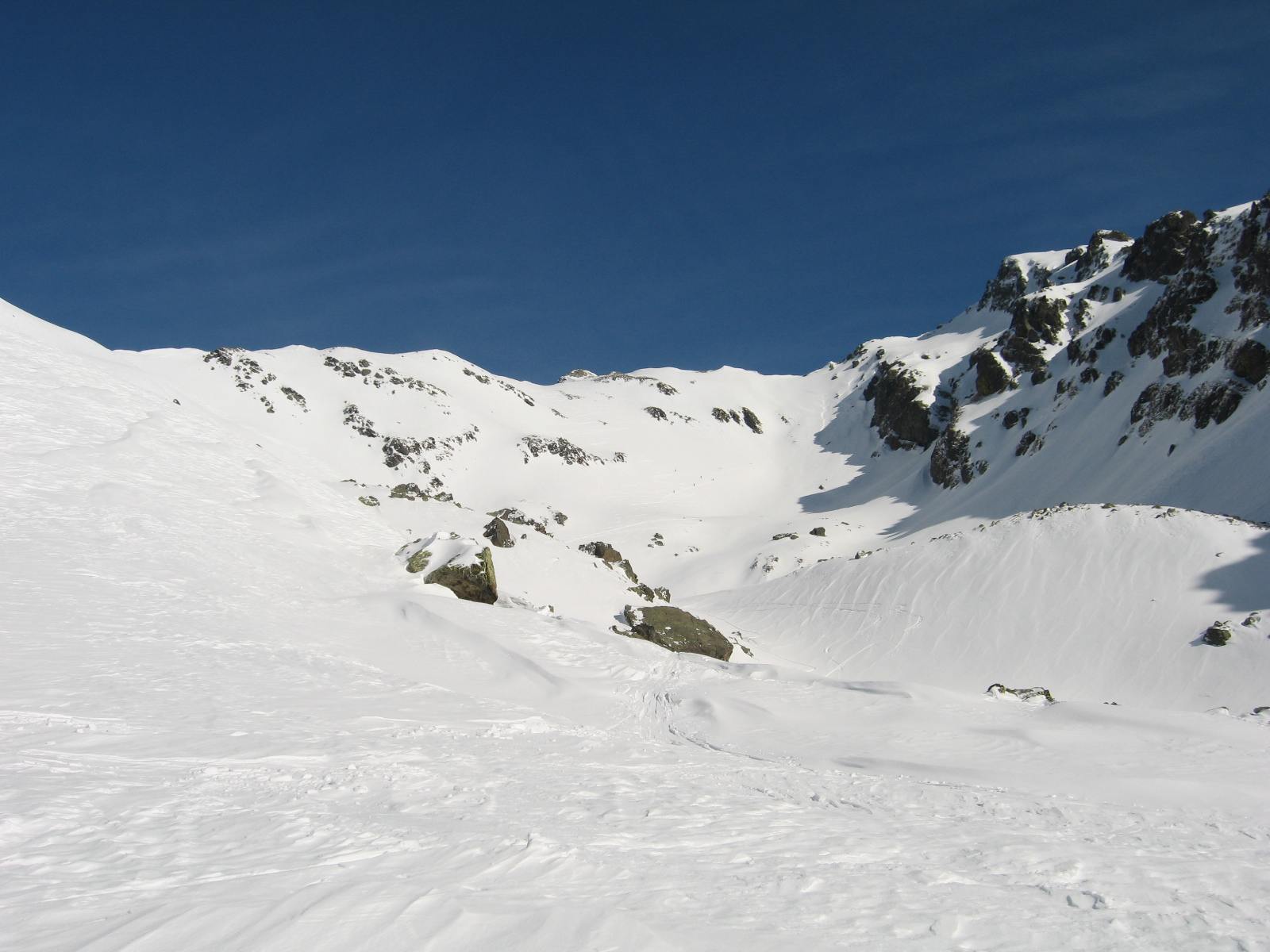#4 Vallon de la Jasse : Le vallon de la Jasse au niveau des lacs, du monde dans le final Vallon de la Jasse : Le vallon de la Jasse au niveau des lacs, du monde dans le final