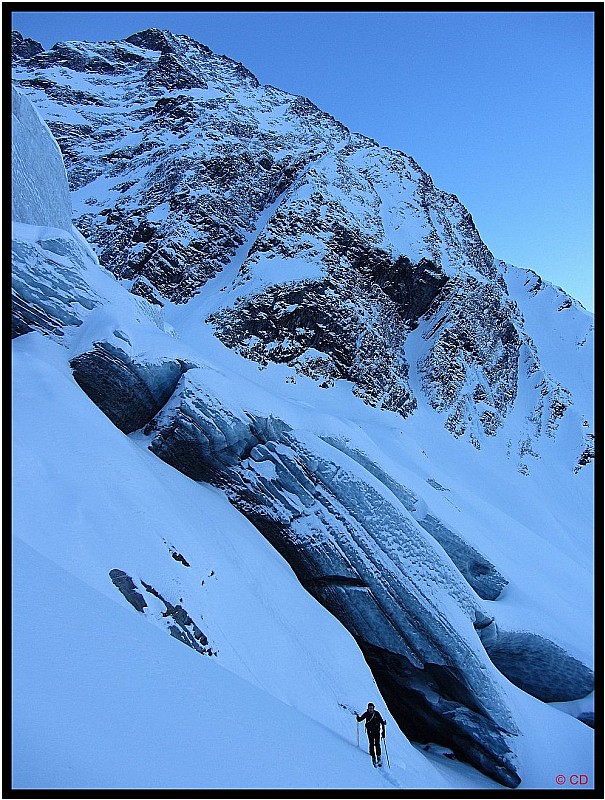 #1 Seb sors de sous le glacier !! : rive droite, 2050m Seb sors de sous le glacier !! : rive droite, 2050m