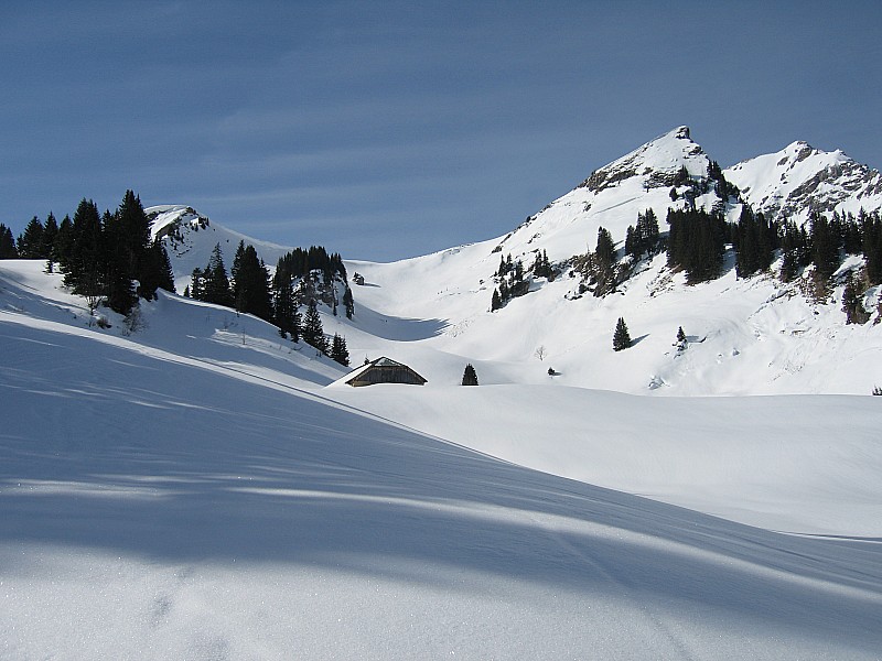 #3 Chalet de la Torrens : Le chalet et le sommet de pointe des mattes Chalet de la Torrens : Le chalet et le sommet de pointe des mattes