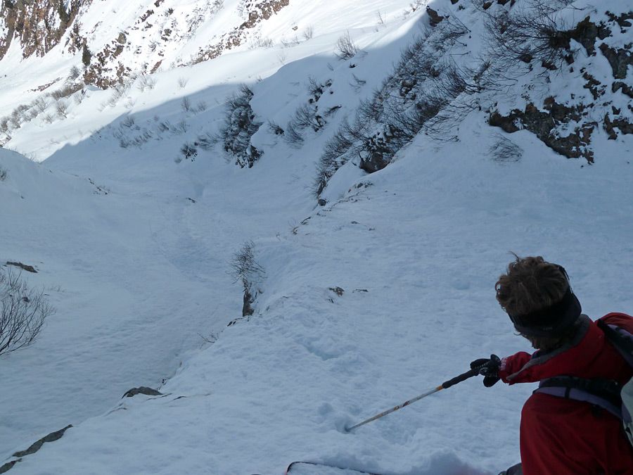 Couloir N : La marche est un peu haute ! et déversante.