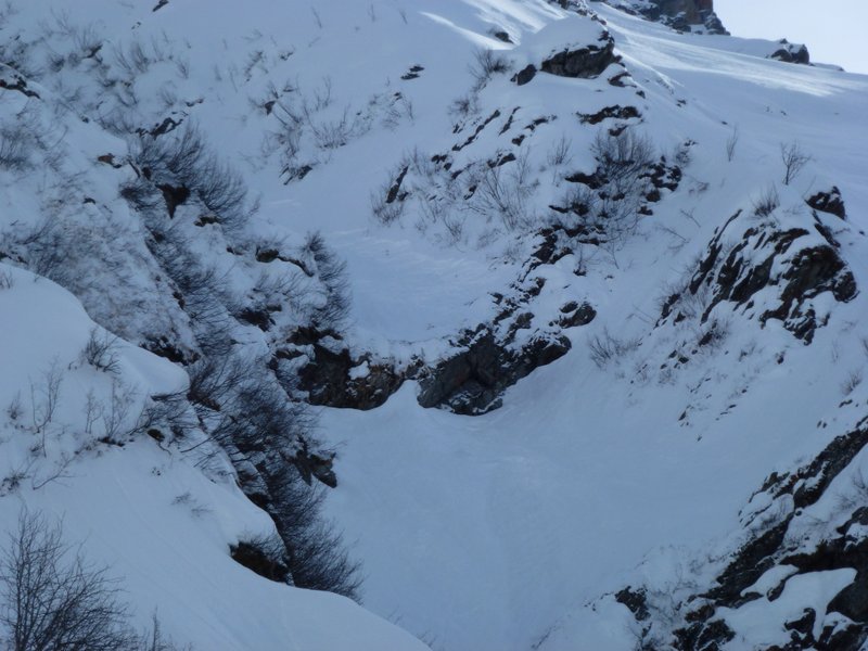 Couloir N : La petite barre rocheuse à contourner