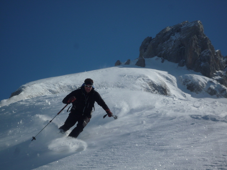 #13 Trou de la Pierre du Mt Blanc : Franck sur fond des contreforts des Pointes Longues Trou de la Pierre du Mt Blanc : Franck sur fond des contreforts des Pointes Longues