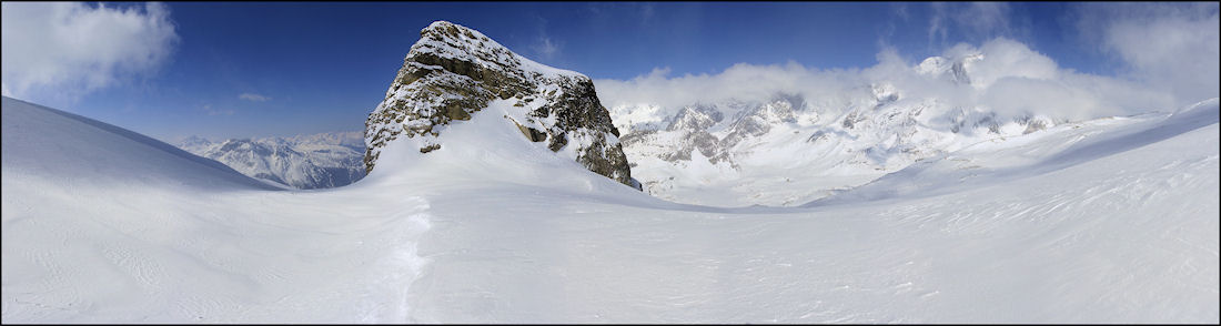 #2 Pointe du génépy : Lors d Pointe du génépy : Lors d'une percée du soleil.
La pointe et le petit col qui sont en dessous sont à garder en ligne de mire depuis le refuge, c'est un bon repère.
