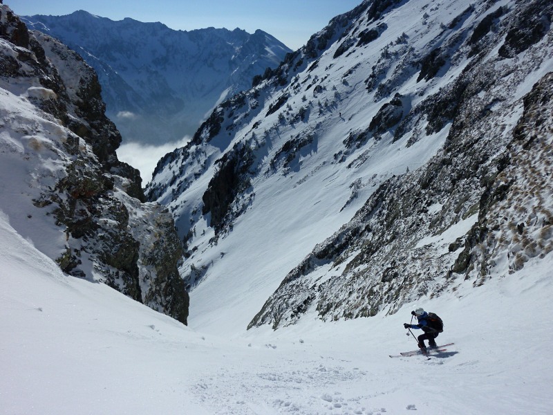 #3 Descente NE : Brigitte dans le couloir en moquette, tandis qu Descente NE : Brigitte dans le couloir en moquette, tandis qu'au fond Cisou a déchaussé à cause de la neige vitrifiée.