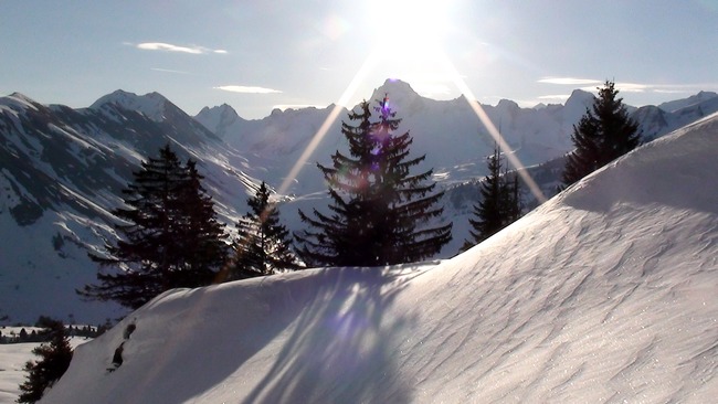 #3 Aravis en contre jour : La Pointe Percée se détache Aravis en contre jour : La Pointe Percée se détache