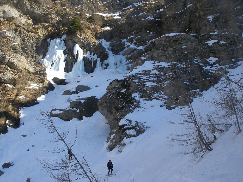 #12 rechaussage sympathique : aprés le cours déchaussage et le passage un peu périlleux sur le sentier d rechaussage sympathique : aprés le cours déchaussage et le passage un peu périlleux sur le sentier d'été(abimés par les coulées de terre)