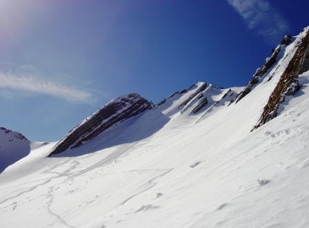 #3 sommet : Un couloir avec 1 trace pour la montée et un couloir vierge pour la descente sommet : Un couloir avec 1 trace pour la montée et un couloir vierge pour la descente