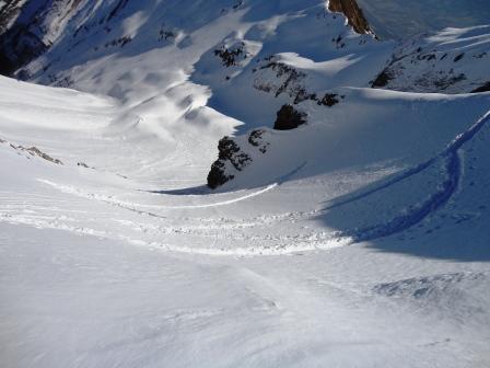 #2 Sous le sommet : Couloir à droite du sommet : ça passe à ski Sous le sommet : Couloir à droite du sommet : ça passe à ski