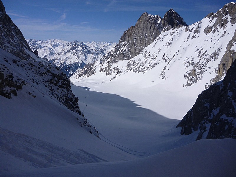 depuis le col de la grde Casse : j'étais bien tranquille depuis ce matin et là, y'a une trentaine de randonneurs qui me talonnent car ils ont pris les remontées. je vais filer sur un autre versant.