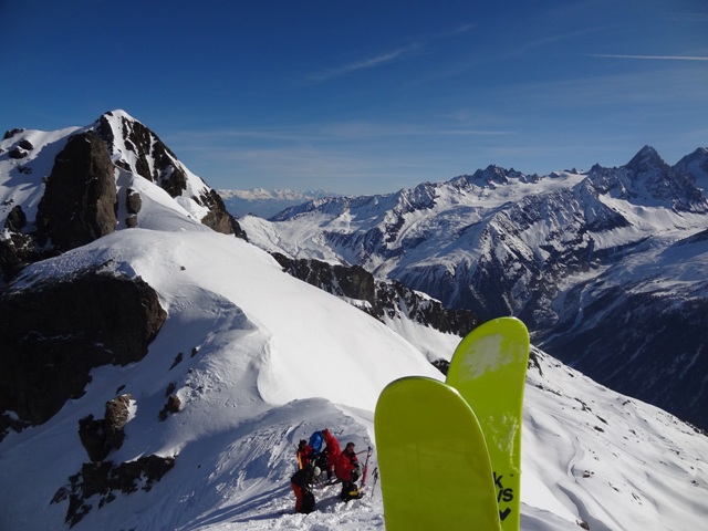 #1 Au Col de la Floria : Col de la Floria. Descente du Couloir NE à gauche du groupe en contrebas. Remarquez les nouveaux skis de rando Black Crows de la gamme de l Au Col de la Floria : Col de la Floria. Descente du Couloir NE à gauche du groupe en contrebas. Remarquez les nouveaux skis de rando Black Crows de la gamme de l'année prochaine (2012-13)