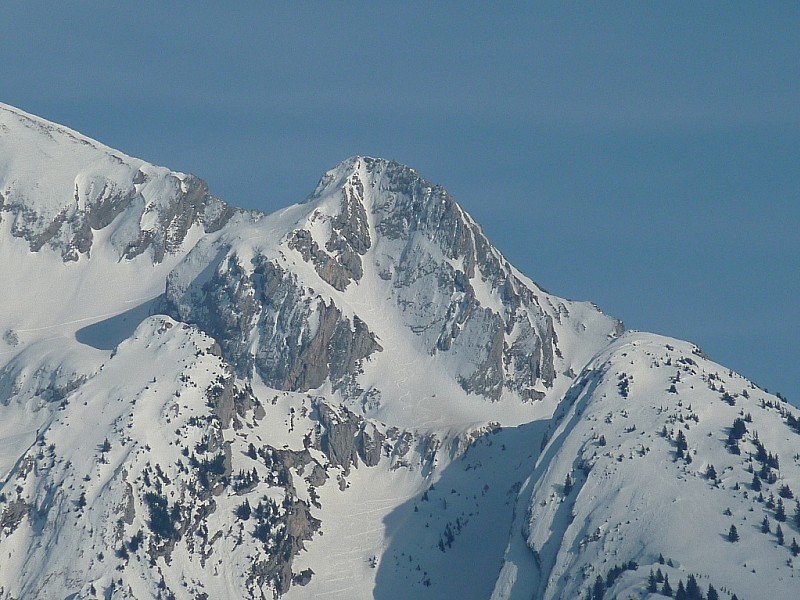 #12 Pte 2266 de L Pte 2266 de L'Etale : La Pte 2266 avec la rampe à g.du couloir W.L'arête W de la Pte S de L'Etale (à g.). La Creuse en bas