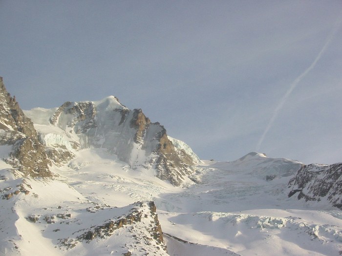 Grand Paradis, face nord : Le grand Paradis vu du refuge Chabod, avec à droite le glacier trés crevassé du Laveciau que l'on remonte le lendemain.