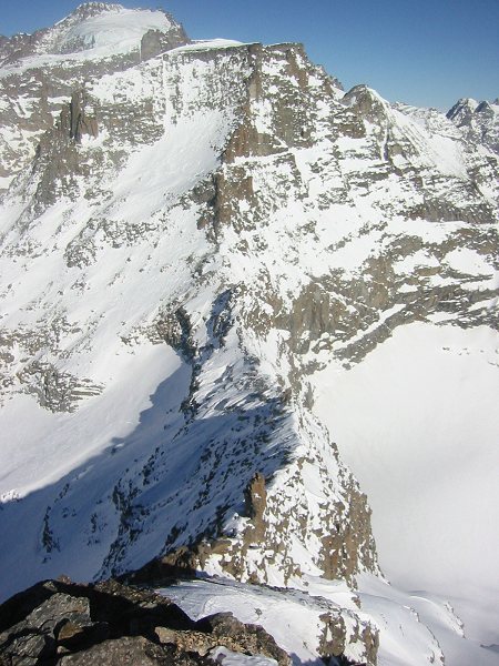 Sommet : Depuis le sommet, l'arête, le Ciarforon, le grand paradis derrière.