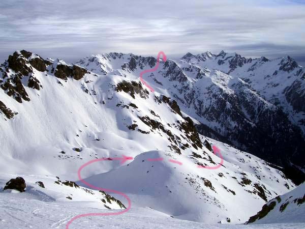#8 A la brèche de Roche fendue : Vue sur la descente pour contourner le flanc SO de la pointe de la Scia et le début de la traversée qui suit. A la brèche de Roche fendue : Vue sur la descente pour contourner le flanc SO de la pointe de la Scia et le début de la traversée qui suit.