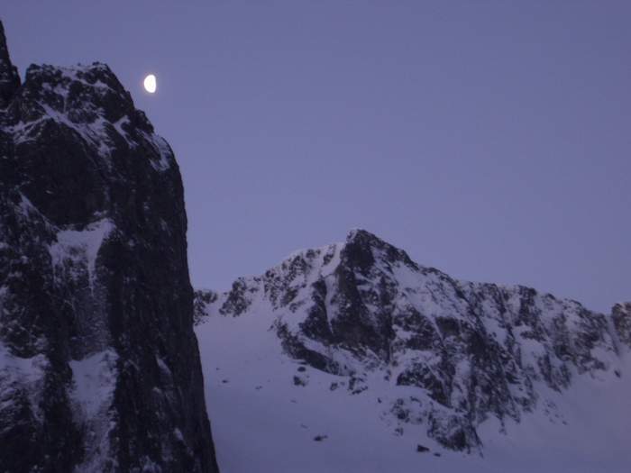 #15 L L'A Pic Badon : Le jour se lève et la lune commence à se coucher au dessus de l'A Pic Badon