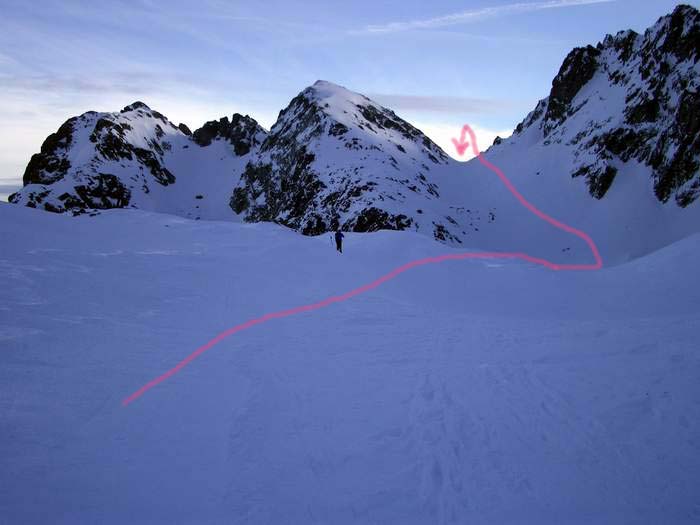 #7 Au col de la Mine de Fer : Début du 2ème jour: arrivée au Col de la Mine de Fer et derrière, la brèche de Roche Fendue Au col de la Mine de Fer : Début du 2ème jour: arrivée au Col de la Mine de Fer et derrière, la brèche de Roche Fendue
