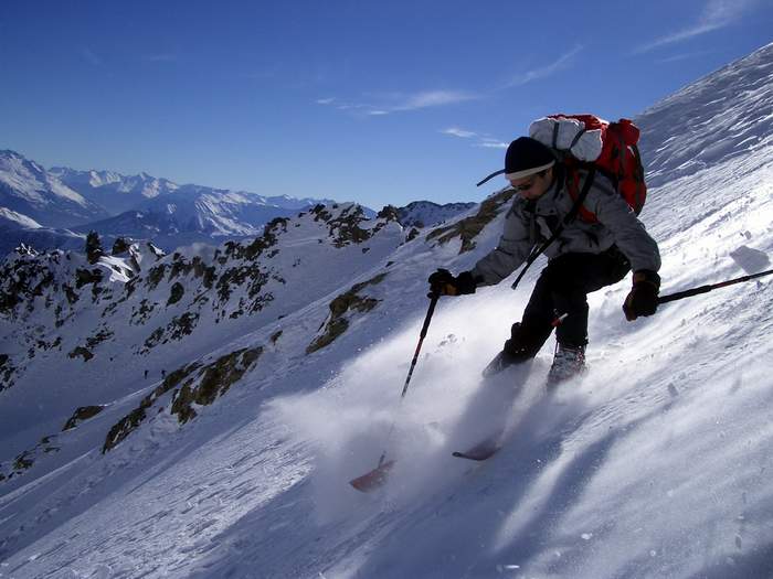 #16 Face NE du Col du Tepey : Laurent se fait plasir dans une neige encore bien légère en face NE du col du Tepey. Face NE du Col du Tepey : Laurent se fait plasir dans une neige encore bien légère en face NE du col du Tepey.