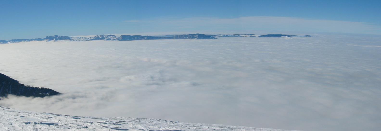 Mer de nuage : Vallée encombrée de nuages tenances jusqu'à 1500m d'altitude.