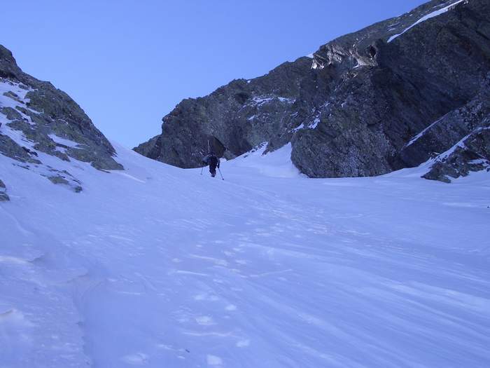 #3 Montée du couloir Pinelli : Belle ambiance, sur une neige bien dure. Montée du couloir Pinelli : Belle ambiance, sur une neige bien dure.