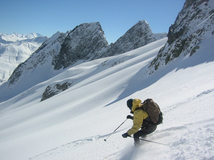 descente en poudreuse : Gigi, reine de la poudreuse