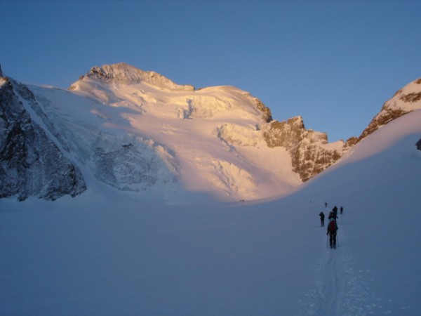 #1 Dome de neige : Levé de soleil sur les Ecrins Dome de neige : Levé de soleil sur les Ecrins