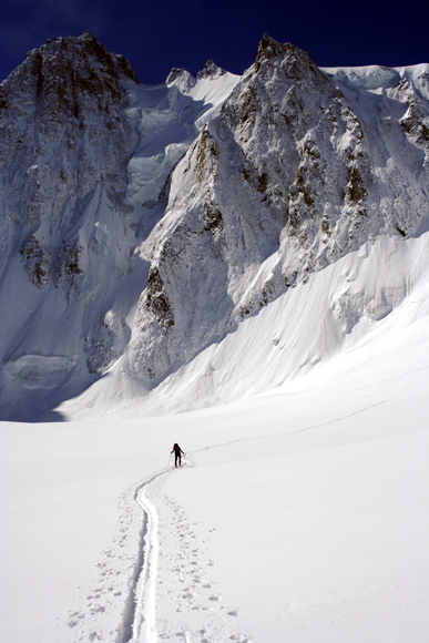 #3 Glacier d Glacier d'Argentière : Au fond du bassin d'Argentière face à l'Aiguille de Triolet et son glacier suspendu.