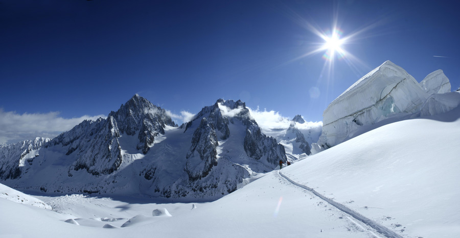 #1 Séracs : Traversée sous le couloir Cordier, il vaut mieux ne pas trop trainer là !! Séracs : Traversée sous le couloir Cordier, il vaut mieux ne pas trop trainer là !!