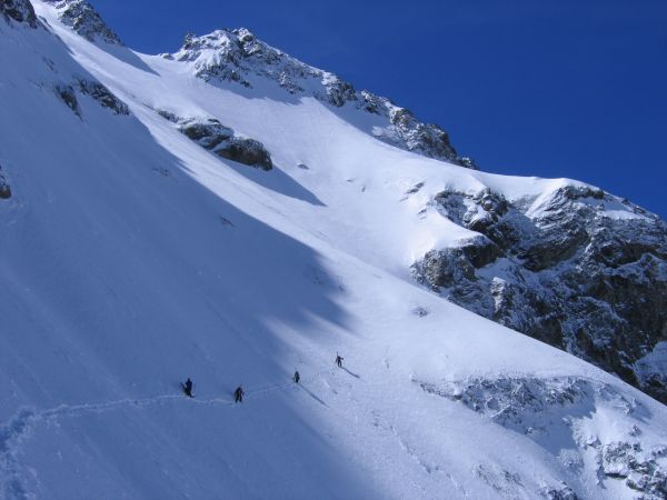 #2 Sous le Col 3364 : Petite traversée pour rejoindre la pente menant au col Sous le Col 3364 : Petite traversée pour rejoindre la pente menant au col