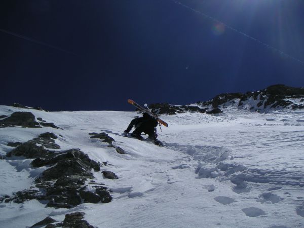 Tentative pour le sommet : Jip était super motivé. Mias la pente bien exposée et l'heure feront le travail de sape