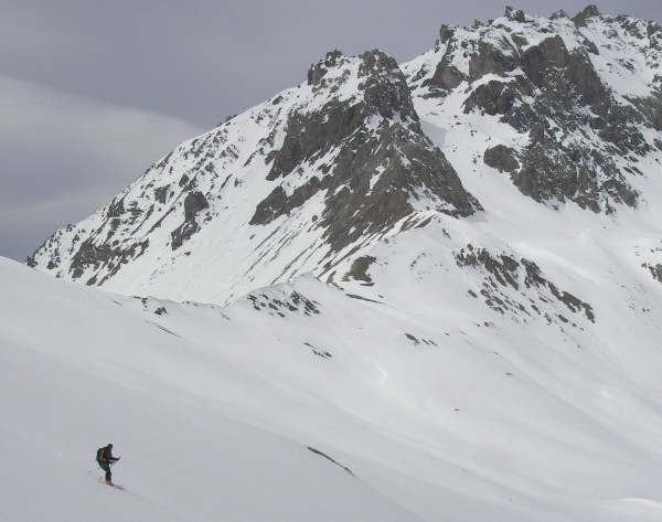 #6 Tête de la Petite Part : Descente de la Tête de Girardin avec la combe NE de la Petite Part en arrière plan. Tête de la Petite Part : Descente de la Tête de Girardin avec la combe NE de la Petite Part en arrière plan.
