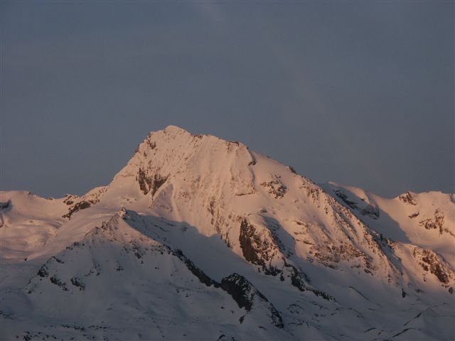 #1 Turia : Face nord de Turia aux premières lueurs. Turia : Face nord de Turia aux premières lueurs.