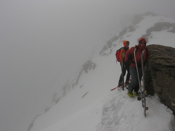 #3 Epaule NW : Conditions difficiles à 3350m; à G, l Epaule NW : Conditions difficiles à 3350m; à G, l'entrée du couloir coudé.