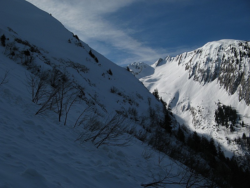 #4 Face nord ouest des Arces : Montée sur la face nord ouest des Arces, pas mal de pentes purgées Face nord ouest des Arces : Montée sur la face nord ouest des Arces, pas mal de pentes purgées