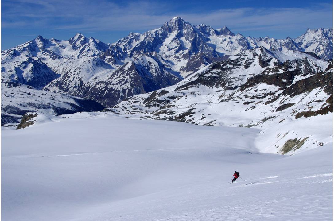 Sylvain et le Monte Bianco : La descente du glacier du Ruitor... c'est 1 heure de parcours pour Sylvain... en vis-à-vis avec le toit de l'Europe.