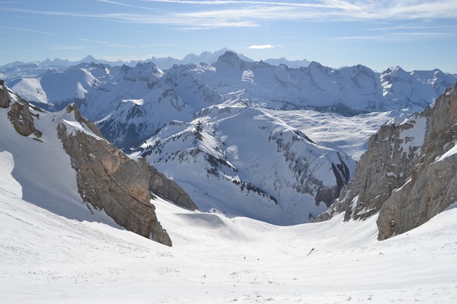 #6 Col du Rasoir (6) : Avant d Col du Rasoir (6) : Avant d'attaquer la pente finale, coup d'oeil dans le rétro. 1ère ligne Aravis, 2de Mont Blanc