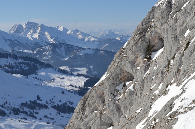 #2 Col du Rasoir (2) : Abris sous roche, sur fond d Col du Rasoir (2) : Abris sous roche, sur fond d'Etale-Charvin