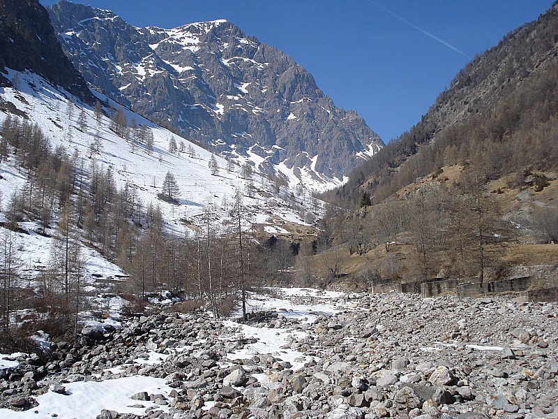 #9 fin de rando : vu du pont le départ et l fin de rando : vu du pont le départ et l'arrivée en rive droite du torrent déchaussage à qq dizaines de mètres de la route
