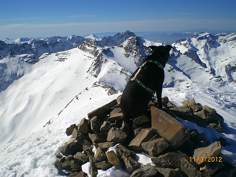 #3 L L'Aiglière : Ah enfin, l'accompagnant est arrivé au sommet !
Belle vue sur la pointe des Queyrettes, le col des Queyrettes, et les Neyzets