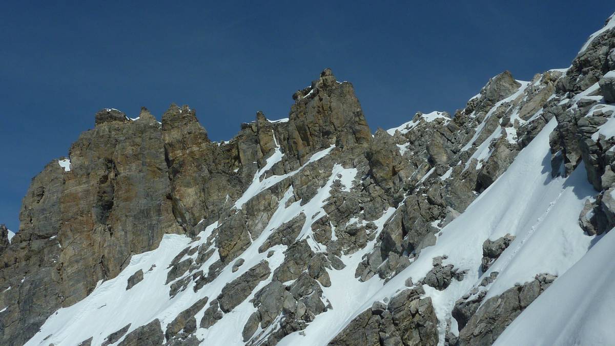 Aiguille du Fruit : le sommet semble pas evident et le rocher typé Oisans !