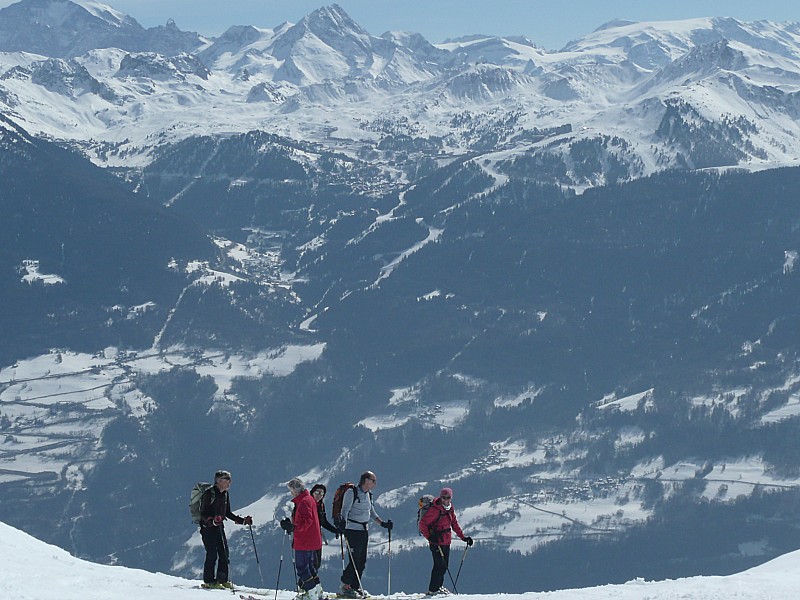 #9 Retour à la civilisation : On est encore tout seuls mais on entend la vallée et on voit les "stations d Retour à la civilisation : On est encore tout seuls mais on entend la vallée et on voit les "stations d'en face". On ne l'entendra bientôt plus quand on arrivera vers les chalets du Thiabord.