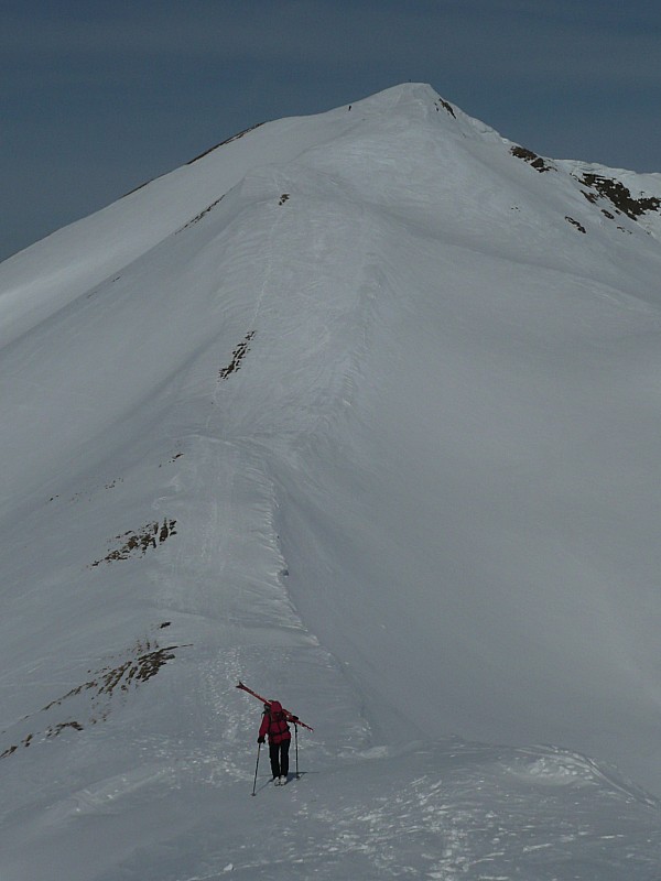 #6 Petite remontée sur la crête : La crête se skie bien, mais il faut un peu remonter au retour. Petite remontée sur la crête : La crête se skie bien, mais il faut un peu remonter au retour.