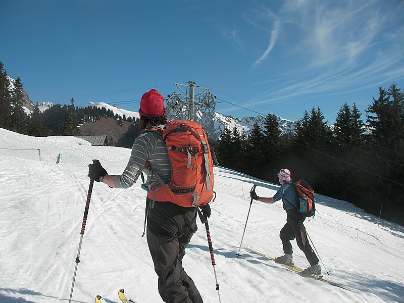 #1 Le départ : Il fait déjà bon à 9 h du matin, le long du téléski. Le départ : Il fait déjà bon à 9 h du matin, le long du téléski.