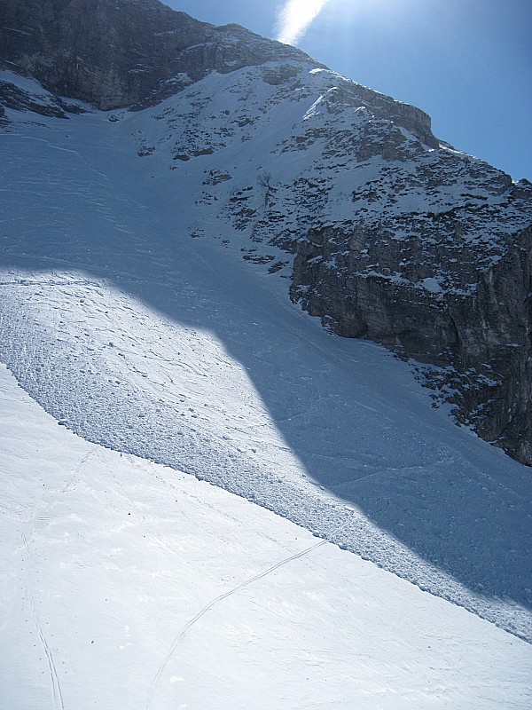 #1 Couloir N sous La Plane : purge d Couloir N sous La Plane : purge d'une plaque dans ce couloir qui ne voit jamais le soleil sur le haut, donc long à bien se stabiliser