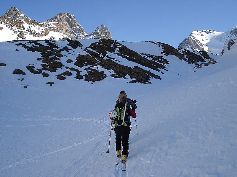 #9 Creux noir : bien sec sous le chalet des gardes. Manu trouve la bonne ligne et nous sortons skis aux pieds. Creux noir : bien sec sous le chalet des gardes. Manu trouve la bonne ligne et nous sortons skis aux pieds.