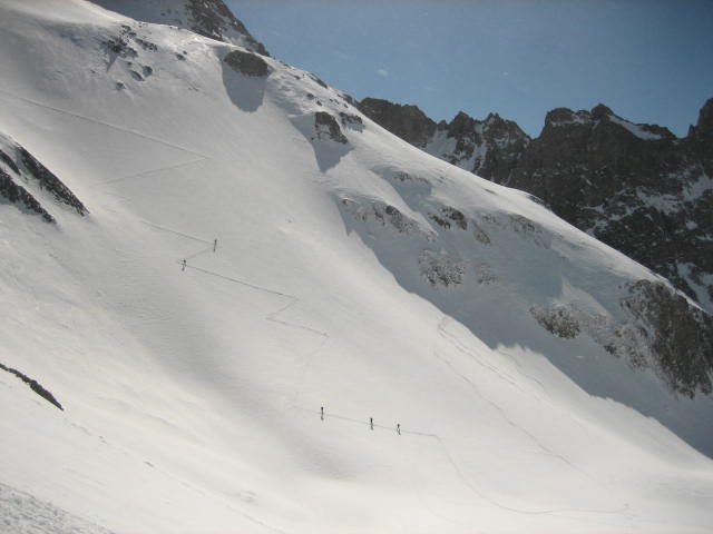 #4 col de la portette : cinq skieurs en route vers le couloir N du charnier col de la portette : cinq skieurs en route vers le couloir N du charnier