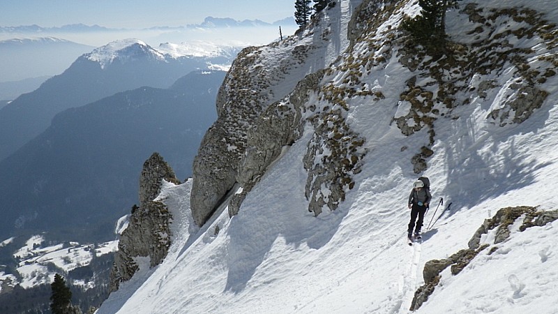 #2 Dans le couloir : Et dépose des skis Dans le couloir : Et dépose des skis