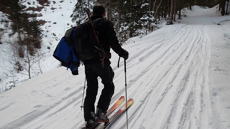 #1 départ de la course : montée en poudreuse par la piste départ de la course : montée en poudreuse par la piste